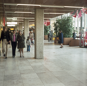 119473 Interieur van het winkelcentrum Hoog Catharijne te Utrecht: Radboudtraverse.